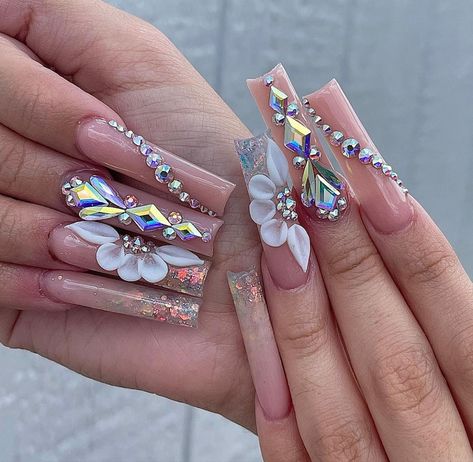 Dimond Nails Ideas, Buchonas Nails, Buchona Nails, Quinceanera Nails, Gold Acrylic Nails, Glamour Nails, Vibrant Nails, Nails Design With Rhinestones, Super Nails