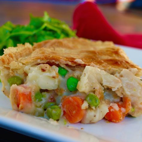 I know that sometimes when people begin their plant based journey they are concerned that some of their old favourite stand-bys won’t taste as good once modified. Well this recipe will put t… More Veggie Pot Pie Recipe, Vegetable Pot Pie, Veggie Pot Pie, Vegetable Pot Pies, Pastas Recipes, Pot Pie Recipe, Pot Pies Recipes, Lunch Menu, Chicken Pot