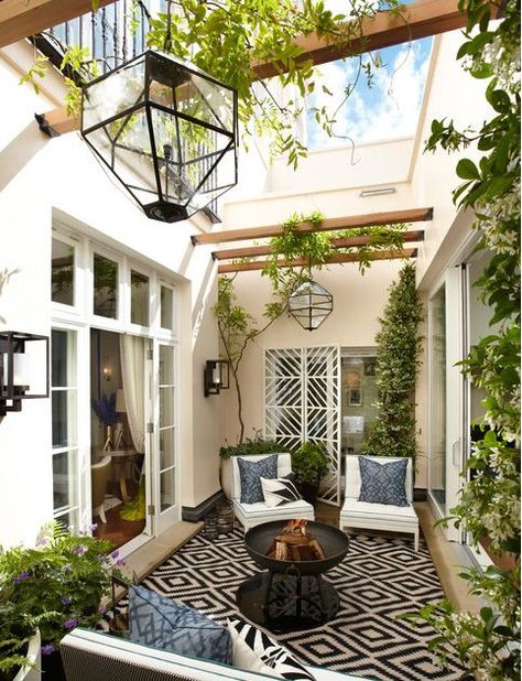 Open space in the middle of the house. Like a courtyard. Design Per Patio, Outdoor Patio Designs, Interior Design Per La Casa, Patio Interior, Cozy Spaces, Outdoor Living Room, Design Exterior, Style At Home, Home Design Decor