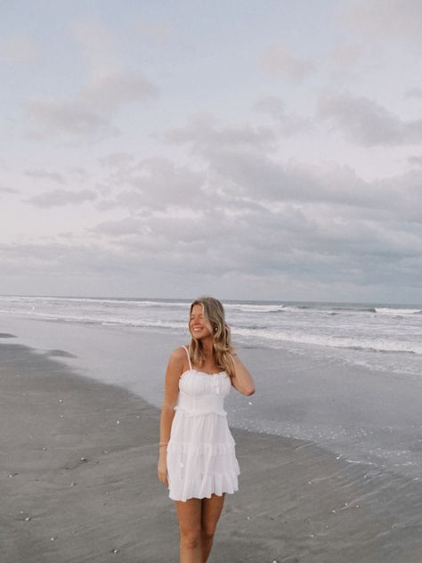 Beach Pics Dressed Up, Cute Beach Pictures In Dress, Long Dress Beach Pics, Beach Pictures Poses Instagram Dress, Beach Pictures Dress, White Dress Beach Photoshoot Friends, Poses Vacation, Florida Photos, Beach Instagram