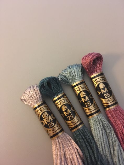 Embroidery Floss Bookmarks, String Bracelet Color Combos, Friendship Bracelet Colors, Chevron Friendship Bracelets, Bracelet Colors, Braided Bracelet Diy, Friendship Bracelet Patterns Easy, Yarn Bracelets, Cute Friendship Bracelets