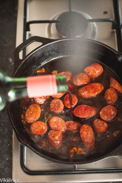 All you need to know to throw a successful wine and tapas party! Bday Surprise, Spanish Sausage, Spanish Dinner, Rosemary Honey, South Europe, Spanish Tapas Recipes, Spanish Chorizo, Traditional Spanish Recipes, Tapas Party