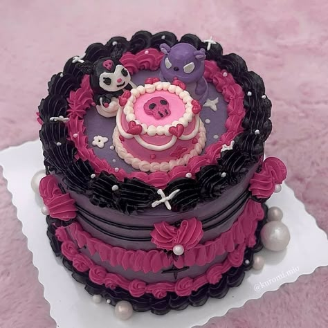 𝒞𝒶𝓀ℯ Goth Birthday Cake Simple, Y2k Birthday Cake Ideas, Emo Cakes Birthdays, Y2k Cakes, Emo Cake, Pink And Purple Cake, Goth Cakes, Birth Cakes, Creative Sweets