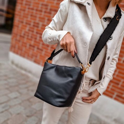 Every outfit needs a touch of leather luxury 🖤. #charlotteenwillemlederwaren #turnhoutlederwaren #turnhout #turnova #leder #lederwaren #handtassen #schoudertassen #bags #italianbag #giannichiarini #crossover #shoulderbag #mode #style #bagsaddict #addict #bagobsessed #fashion #clothes #baglover #musthave #blackbag Outfit Needs, Italian Bags, Black Bag, Fashion Clothes, Crossover, Must Haves, Turn Ons, Shoulder Bag, Leather