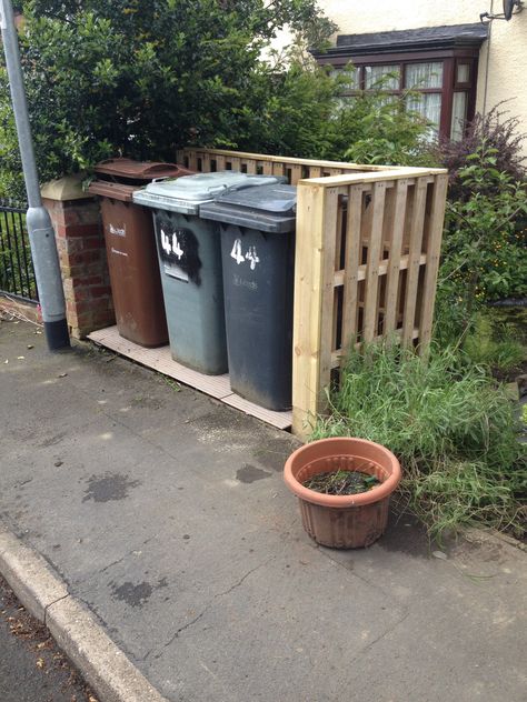 Pallet bin store Outdoor Garbage Storage, Garbage Can Storage, Garbage Storage, Pallet Storage, Outdoor Trash Cans, Container Vegetables, Bin Store, Pallet Outdoor, Pallet Garden