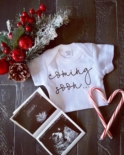 Baby Boy Christmas Announcement, Baby Reveal Ideas Christmas, Telling In Laws Your Pregnant, Baby Announcement Photoshoot Christmas, Pregnant Surprise Ideas, Baby 2 Christmas Announcement, Christmas Pregnancy Announcement Photoshoot, Santa Baby Announcement, Gender Reveal Announcement Picture