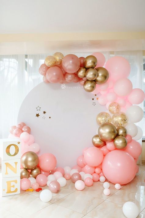 Circle Arch Birthday Decor, 1st Birthday Background For Editing, Diy Backdrop Ideas On A Budget Birthday, 1st Birthday Balloon Decorations, 1st Birthday Decorations Girl, Celebrate Decorations, Pink Birthday Backdrop, One Birthday Backdrop, First Birthday Decorations Girl