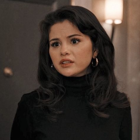 Selena Gomez Only Murders In The Building Hair, Mabel Mora Hair, Mabel Mora Icon, Mabel Only Murders In The Building, Only Murders In The Building Fanart, Omitb Mabel, Mabel Mora Aesthetic, Selena Gomez Only Murders In The Building Outfits, Mabel Outfits Only Murders