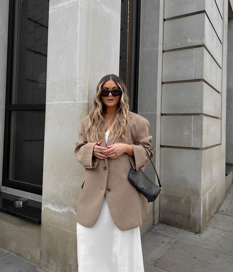 Casual Oversized Blazer, Blazer Outfit Casual, Cream Blazer Outfit, Dress And Blazer Outfit, Oversized Blazer Dress, Pretty Lavish, High Fashion Trends, Blazer Outfits Casual, Instagram London