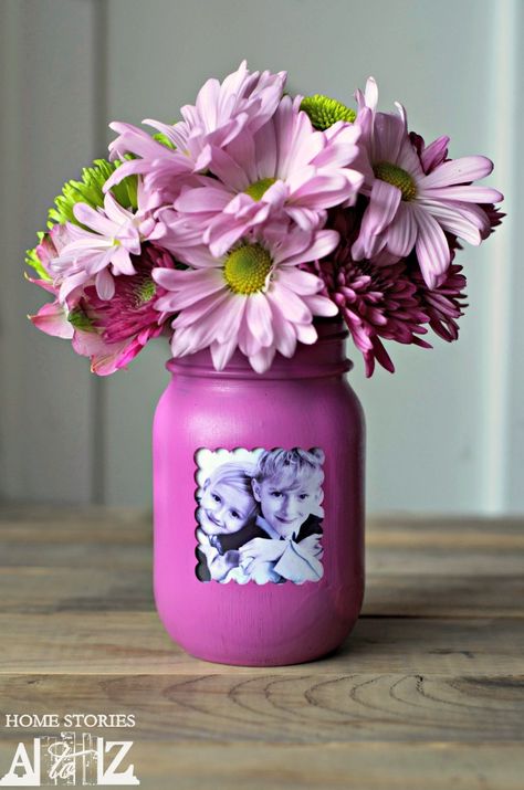 This is such a simple and easy craft to welcome spring! Mason Jar Picture Frame Vase. Jar Picture, Mason Jar Picture, Mason Jar Vases, Mothers Day Crafts For Kids, Diy Mothers Day Gifts, Jar Diy, Diy Picture, Mother's Day Diy, Diy Vase