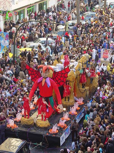 En España, a las personas les gustan fiestas y celebraciónes. Cadiz Spain, Spanish Speaking Countries, Spanish Culture, Carnival Festival, City People, People Dancing, Southern Europe, Cadiz, Andalusia