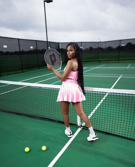 Tennis Poses Photo Ideas, Tennis Court Photoshoot Fashion, Tennis Photography Photo Shoot, Tennis Shoot, Photo Shoot On Tennis Court, Tennis Court Fashion Shoot, Tennis Court Editorial, Tennis Court Photoshoot, Tennis Photoshoot