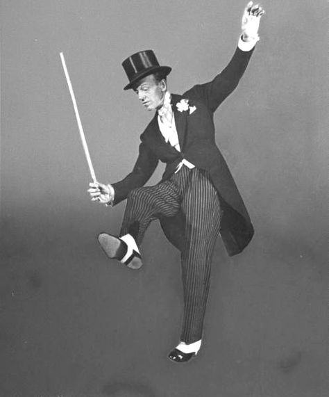 Fred Astair doing the'Putting on the Ritz' number, from the film 'Blue Skies' - 1945 Puttin On The Ritz, Film Blue, Gene Kelly, Anatomy Poses, Music Backgrounds, Fred Astaire, The Ritz, Rita Hayworth, Mens Outfit Inspiration