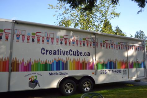 Creative Cube rolls up to the front of your home and hosts a great birthday party for your kids! Kids Party Bus, Bus Business, Traveling Art, Mobiles For Kids, Bus Ideas, Mobile Craft, Kids Party Crafts, Mobile Library, Party Bus Rental