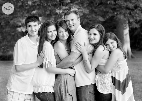 cute family photo Large Family Portraits, Large Family Poses, Big Family Photos, Large Family Photos, Family Of 6, Family Picture Poses, Family Poses, Photography Poses Family, Family Photo Pose