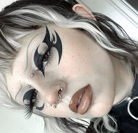 Maquillage Goth, Goth Eye Makeup, Mekap Mata, Punk Makeup, Graphic Makeup, Alt Makeup, Graphic Eyeliner, Smink Inspiration, Swag Makeup