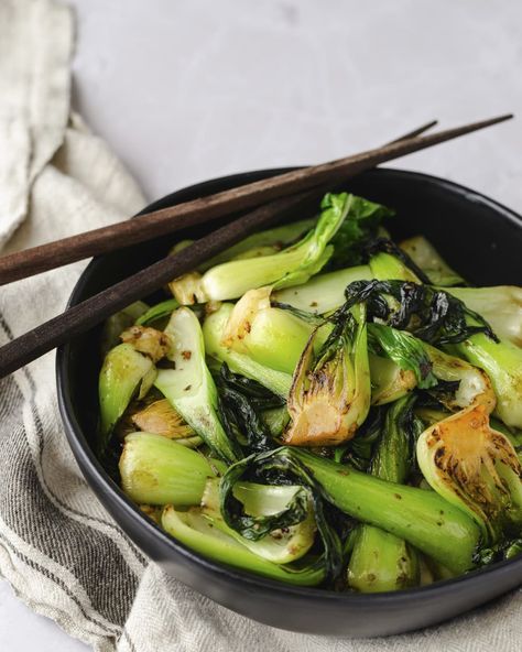 A photo of a black bowl with cooked bok choy and chopsticks on the side. Book Choy, Oven Roasted Salmon, Green Salads, Quick Bites, Pan Seared Chicken, Recipe Simple, Vegetable Side, Roasted Salmon, Culinary Recipes