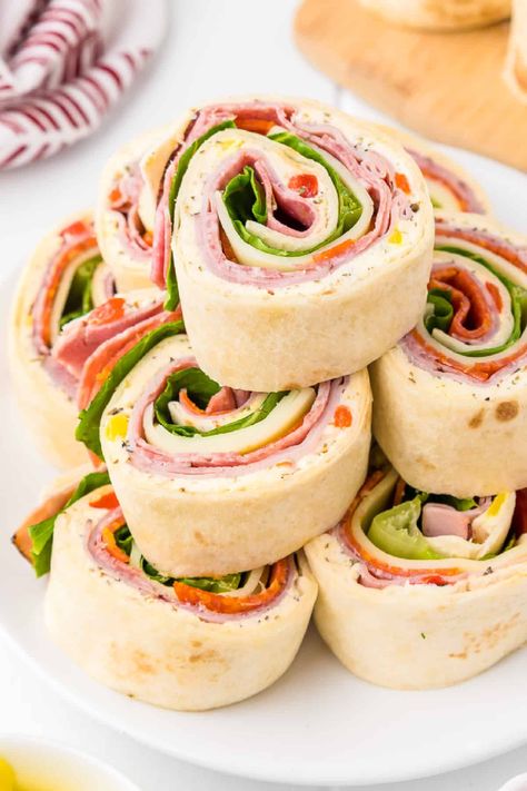 Easy Italian pinwheels appetizers have a flavorful cream cheese spread, crisp lettuce, provolone cheese and all of the favorite Italian meats! Italian Pinwheels, Romantic Picnic Food, Summer Potluck Dishes, Pinwheel Appetizers, Cream Cheese Spread, Summer Potluck, Christmas Appetizers Party, Italian Meats, Pinwheel Recipes