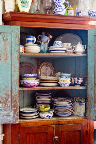 Eclectic - love the idea of having mismatching antique cups, plates, etc... Unique! Eclectic Dishes, Cocina Shabby Chic, Kitchen New York, Eclectic Kitchen, Cape Cod House, Ideas Hogar, Chic Kitchen, Shabby Chic Kitchen, Deco Table