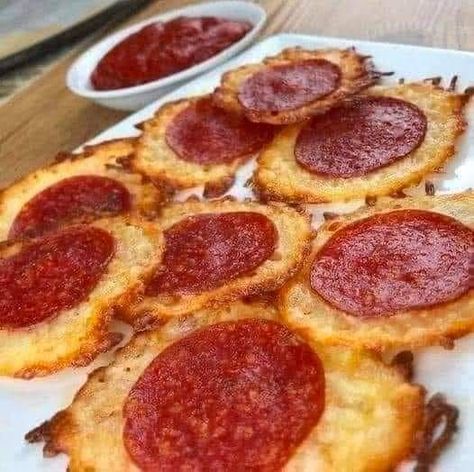 2 ingredient Pizza chips 2 Ingredient Pizza, Weight Watchers Pizza, Pizza Chips, Low Carb Snack, Keto Snack, Low Carb Diets, 2 Ingredient, Idee Pasto Sano, Low Carb Snacks