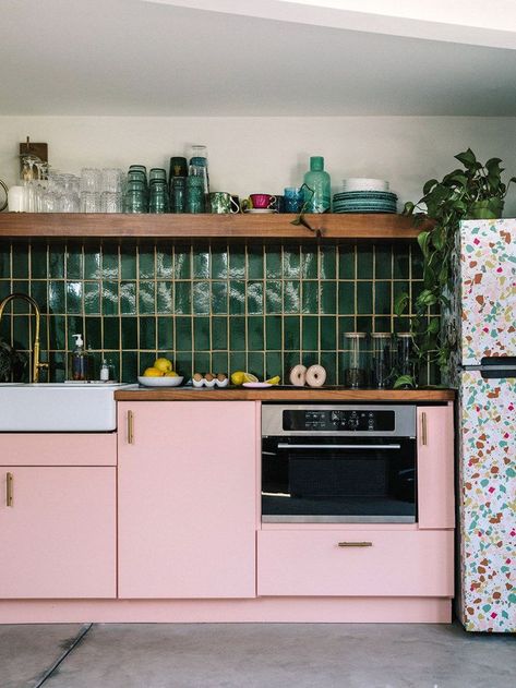 Baby pink kitchen with green backsplash Forest Green And Pink Kitchen, Green Pink Kitchen, Ikea Cupboards, Types Of Kitchen Cabinets, Ikea Kitchens, Pink Cabinets, Prospect House, 70s House, Brooklyn Apartment