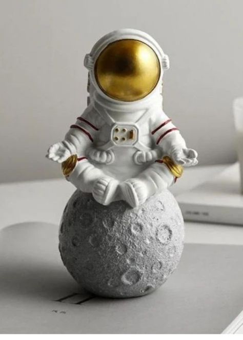 Astronaut Clay Sculpture, Astronaut Pottery, Astronaut Ceramic, Tiny Astronaut, Crazy Toys, Bear Paintings, Clay Plates, Astronomy Art, Diy Crafts For Kids Easy