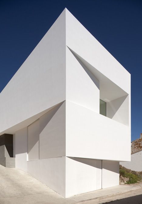 casa en la ladera de un castillo Fran Silvestre, Shadow Light, Minimal Architecture, Geometry Design, House On The Rock, Minimalist Architecture, Facade Design, Residential Architecture, Design Case