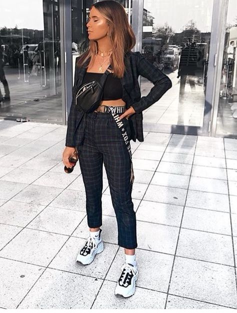 @malakhatem Fannypack Outfits, Fanny Pack Outfit, Bum Bag Outfit, Fashion Guys, Outfits Juvenil, Fanny Pack Fashion, 90s Fashion Women, Money Belt, 90s Fashion Outfits