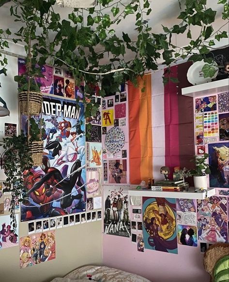 Lgbtq Room Decor, Queer Apartment Decor, Maximalist Aesthetic Room, Indie Maximalist Room, Room Inspiration Maximalist, Lgbtq Bedroom, Pride Bedroom Ideas, Gay Room Aesthetic, Room Ideas Maximalist