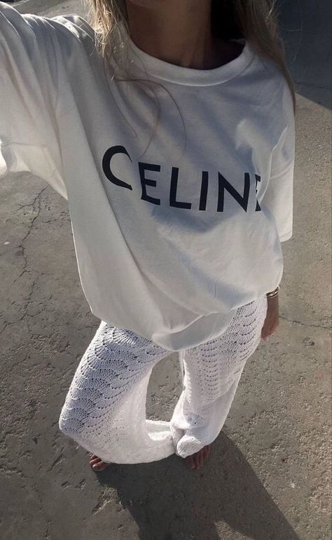 Nails Coastal, Celine T Shirt, London Outfit, Model Street Style, Girl Celebrities, Future Lifestyle, Sporty And Rich, Outfit Aesthetic, Fashion Outfit