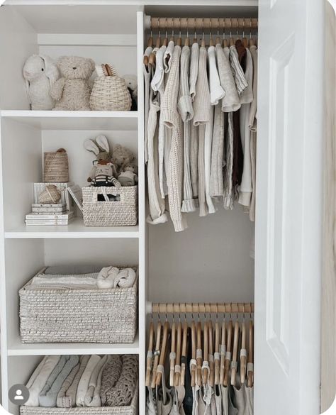 Bedside Nursery Ideas, Baby Wardrobe Organisation, Minimalist Baby Room, Baby Room Storage, Baby Nursery Closet, Cozy Baby Room, Nursery Closet Organization, Baby Closet Organization, Baby Nursery Inspiration