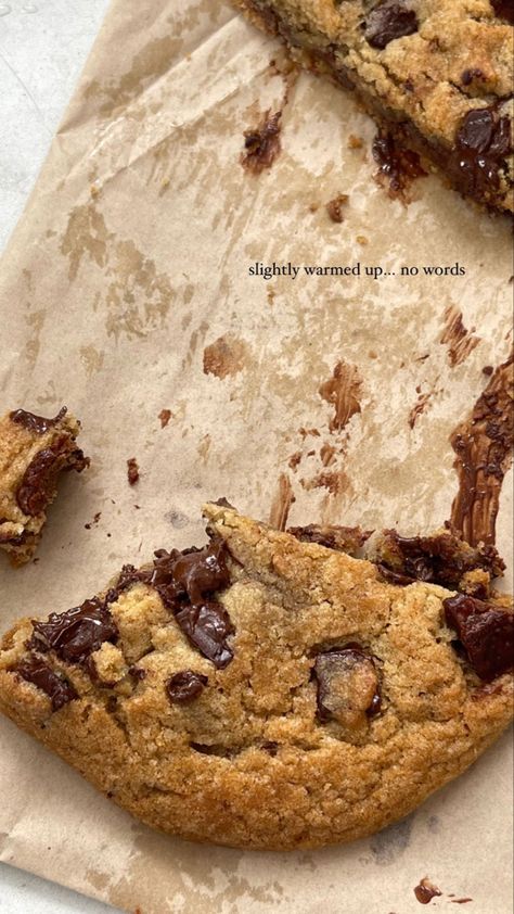 Cookies Instagram Story, Baking Instagram, Homemade Recipe Books, Food Photography Dessert, Food Captions, Cookie Bakery, Chocolate Chunk Cookies, Soft Cookie, Mind Body And Soul