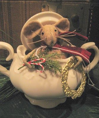 Xmas Mouse, Christmas Mice, Vintage Christmas Crafts, Christmas Open House, Christmas Vignettes, Mouse Crafts, Mouse House, Prim Christmas, Country Christmas Decorations