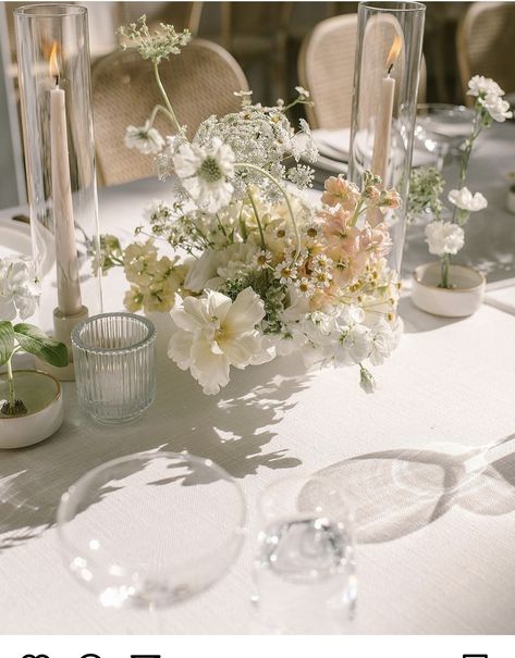 Flower Stand Table Centerpiece, Single Flower Vase Tablescape, Small Memory Table Wedding, Flower On Place Setting, Minimalist Floral Tablescape, Simple Florals For Wedding, Modern Minimalist Wedding Flowers, Wedding Table Ideas Round, Wedding Table Settings Outdoor