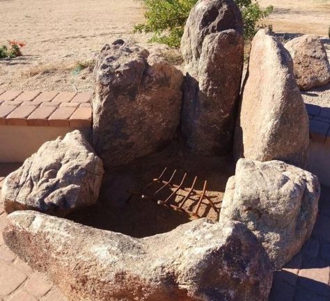 Fire Pit Surround, Boulder Fire Pit, Fire Pit Gravel, Rustic Outdoor Fireplaces, Best Fire Pit, Fire Pit Materials, Fire Pit Ideas, Rustic Fire Pits, Outdoor Fireplace Designs