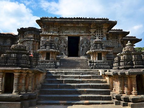 An entrance into the Hoysaleshwara temple in Halebidu Hoysaleshwara Temple, Hoysala Architecture, Temple Ruins, Ancient Indian Architecture, Ancient Temple, India Culture, Western Ghats, Temple Architecture, Indian Architecture