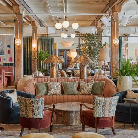 A former hosiery factory is now home to a Soho House hotel and members' club in Nashville, designed with nods to its industrial setting and the city's musical heritage. Soho House Hotel, Small Hotels, House Interior Design Styles, Velvet Furniture, House Bedrooms, Austin Homes, Room Screen, Local Furniture, House Restaurant