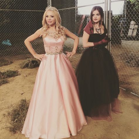 Pretty Little Liars Season 6 BTS Mona Vanderwaal, Pll Outfits, Pretty Little Liars Outfits, Janel Parrish, Pll Fashion, New Town, May 11, Pretty Little Liars, Serie Tv