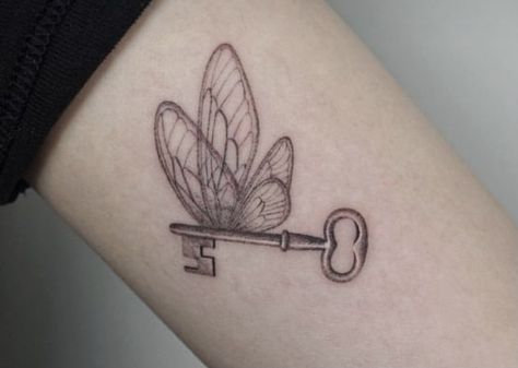 Luna Lovegood Tattoo, Fine Line Tattoo Designs, Line Tattoo Designs, Flying Keys, Fine Line Tattoo Ideas, Hp Tattoo, Line Tattoo Ideas, Tato Jari, Bookish Tattoos