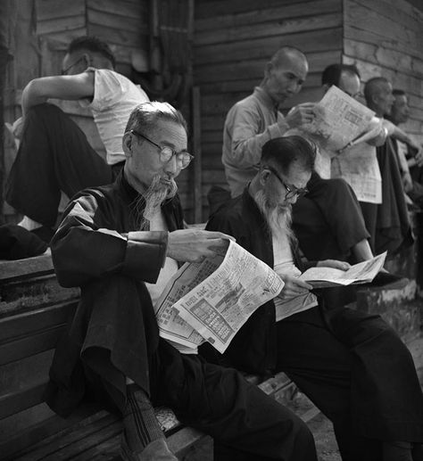 Bored Panda Old Hong Kong, People Reading, Memories Photography, Photography Series, Foto Art, Urban Life, Fan Book, Street Photo, 인물 사진