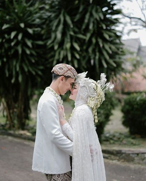 Foto Akad, Pose Foto Pernikahan, Pose Pengantin, Pose Wedding, Moodboard Wedding, Pose Prewedding, Foto Wedding, Wedding Photoshoot Props, Wedding Muslim