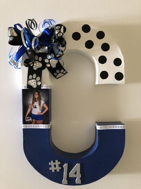 Drill Team Locker Decorations, Cheer Senior Gifts Ideas, Senior Night Gift Ideas Dance Team, Softball Diy Crafts, Senior Night Gift Ideas Cheer, Volleyball Party Ideas Decorations, Volleyball Gifts For Coach, Dance Locker Decorations, Senior Gifts Cheer