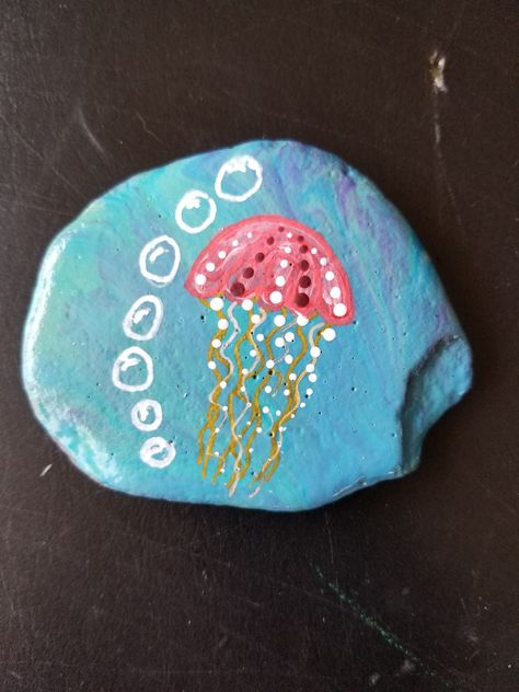 Painting Ideas Jellyfish, Stone Painting Ideas, Painted Seashells, Rocks Painted, Rock Painting Art, Rock Painting, Stone Painting, Jellyfish, Rock Art