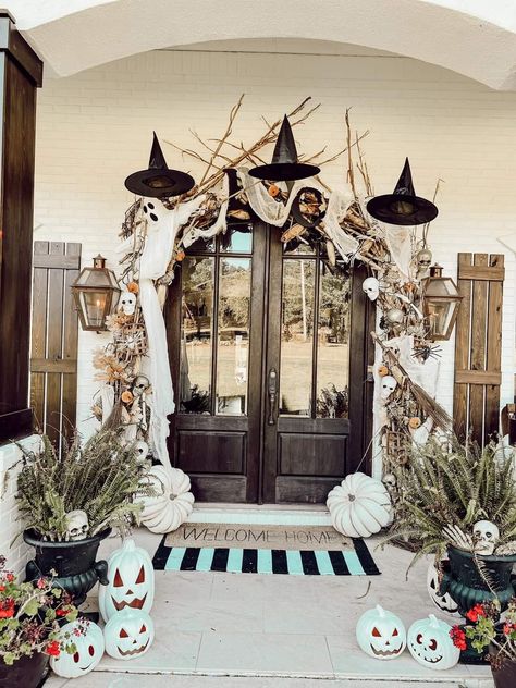 Outdoor Halloween Scene Ideas, Witch Porch Decor, Simple Halloween Front Porch, Witchy Front Porch, Witch Theme Front Porch, Porche Halloween, Halloween Entryway, Halloween Front Porch Decor, Halloween Front Doors