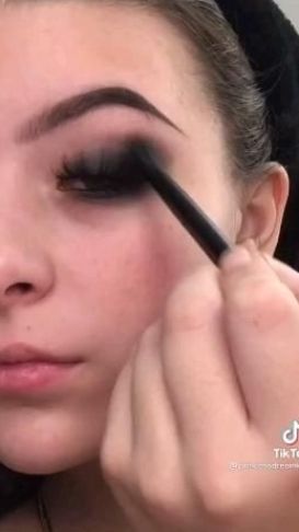 Grunge Makeup Videos, Egirl Goth Make Up, Alt Grunge Makeup Looks, Grunge Makeup Tiktok, Tiktok Emo Makeup, Egirl Makeup Goth Tutorial, Undereye Makeup Looks, Grunge Eyeshadow Tutorial, Goth Make Up Tutorial