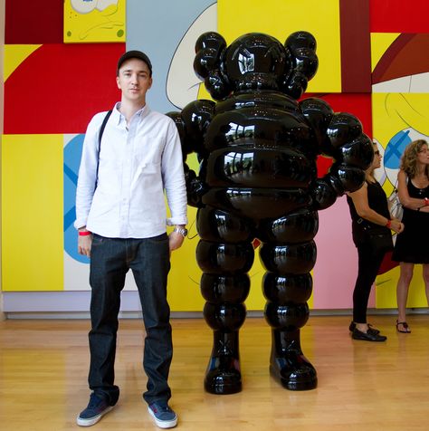 KAWS Brian Donnelly, Painting Backgrounds, Pop Art Artists, Bus Shelters, School Of Visual Arts, Modern Pop Art, Bachelor Of Fine Arts, Mtv Video Music Award, Lifestyle Art