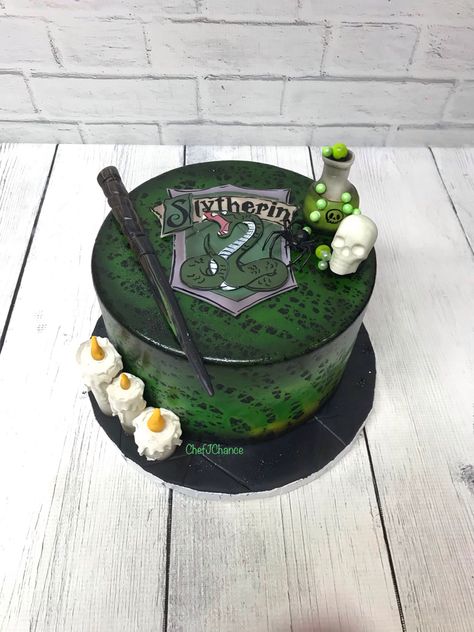 Harry Potter Cakes Slytherin, Harry Potter Birthday Slytherin, Slytherin Birthday Party Ideas, Slytherin Cake Ideas, Slytherin Birthday Cake, Slytherin Cake, Harry Potter Parties Food, Harry Potter Birthday Cake, Cumpleaños Harry Potter