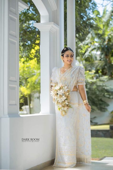 Buddhist Wedding Dress, Shalani Tharaka, Buddhist Wedding, Srilankan Wedding, Courthouse Wedding Photos, Wedding Maids, Beautiful Bridal Dresses, Colombo Sri Lanka, Wedding Dress Guide