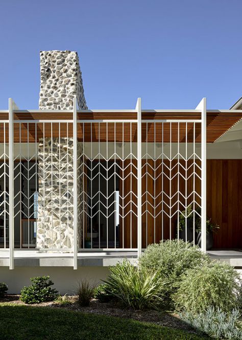 A Gentle Brutalist Masterpiece Wedged Into A Brisbane Mountain House In Australia, Mid Century Exterior, Coastal Architecture, Family Backyard, 1950s House, Mid Century Architecture, Australian Architecture, Beach House Design, Australian Homes