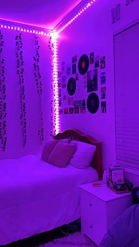 CUTE AND AESTHETIC Aethestic Bedroom Ideas, Aethestic Room Idea, Purple Room Decor Ideas Bedrooms, Bedroom Aethestic, Vibe Bedroom, Purple Room Decor, Cute And Aesthetic, Neon Bedroom, Diy Room Decor For Teens